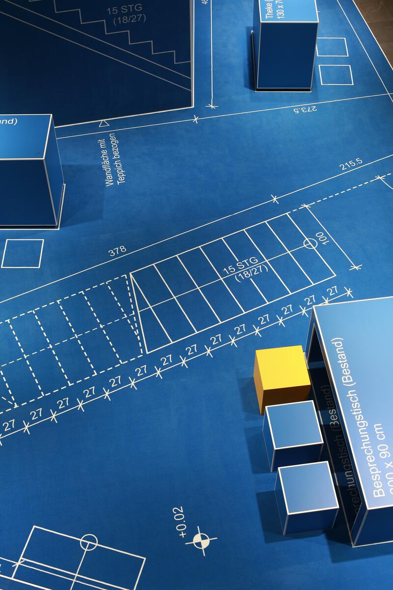 Blick von oben auf die auf den Boden gedruckte Grafik