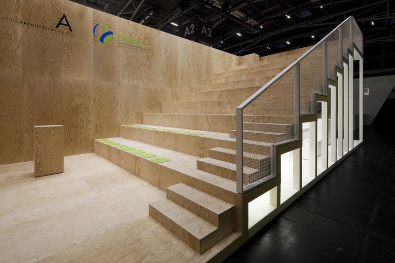 Entlang der Tribüne führt eine Treppe nach oben
