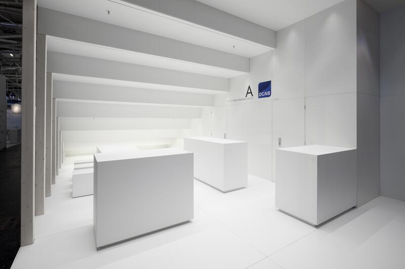 Weiße Möbel stehen im Kommunikationsbereich