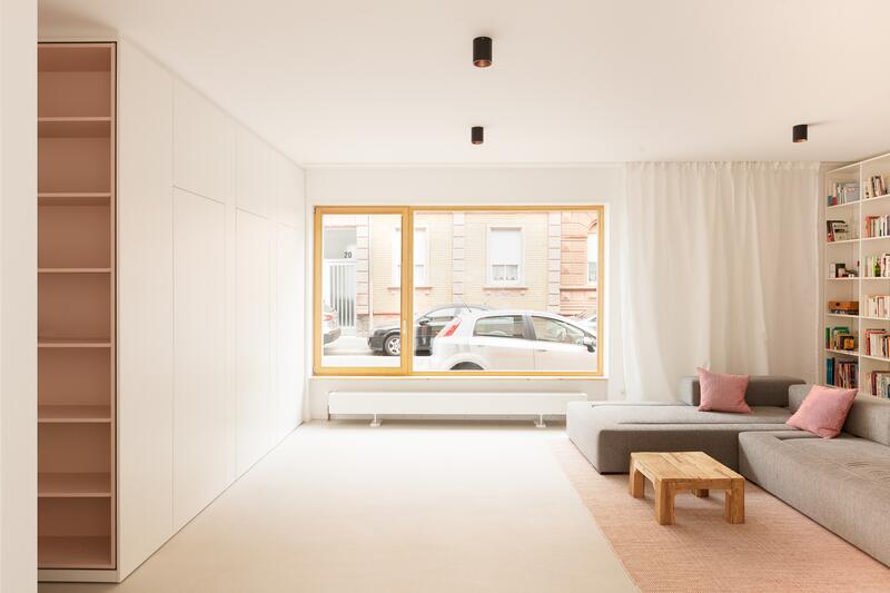 Blick aus einem ebenerdigen Wohnzimmer nach Außen