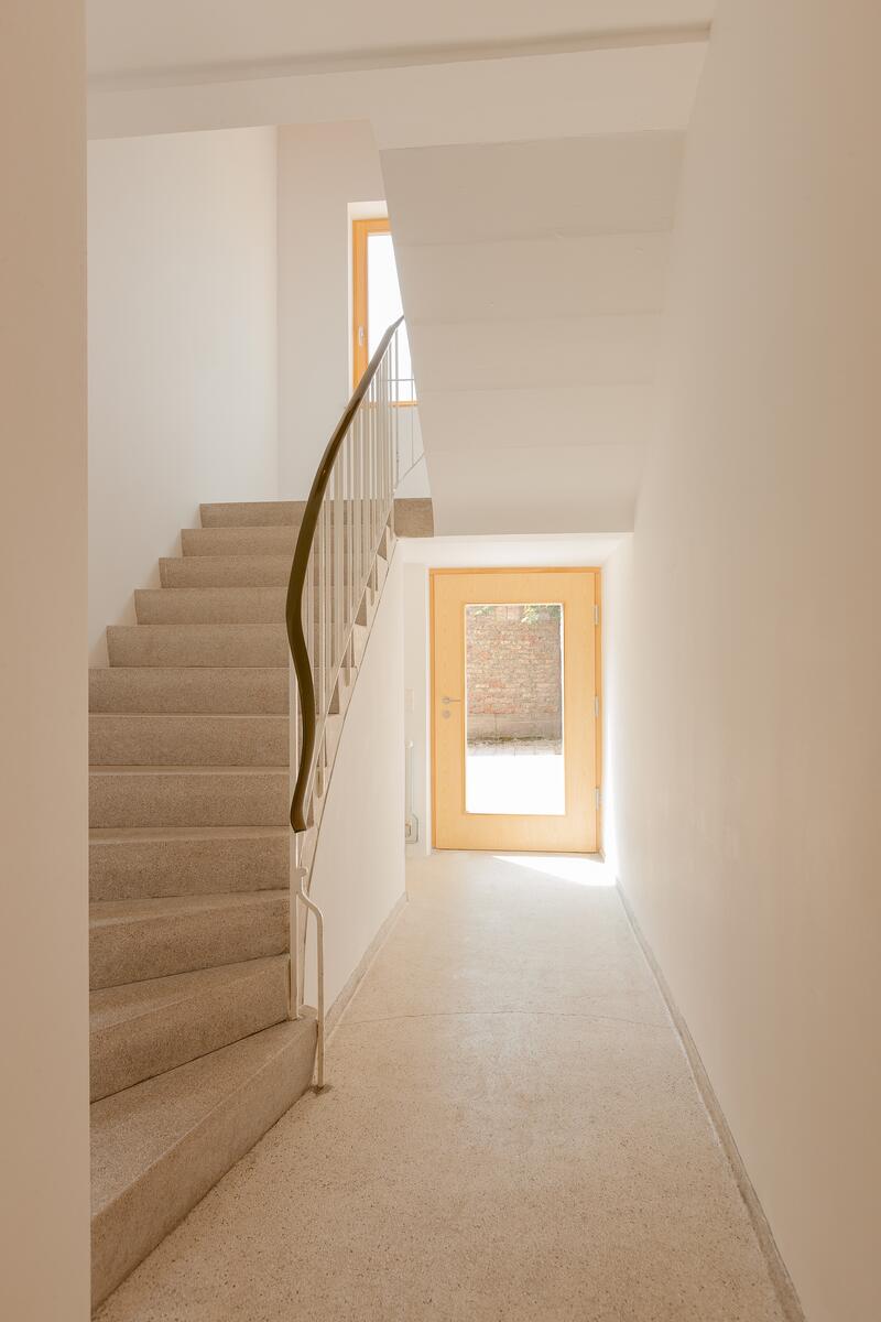 Eine neue Tür in dem bestehenden Treppenhaus