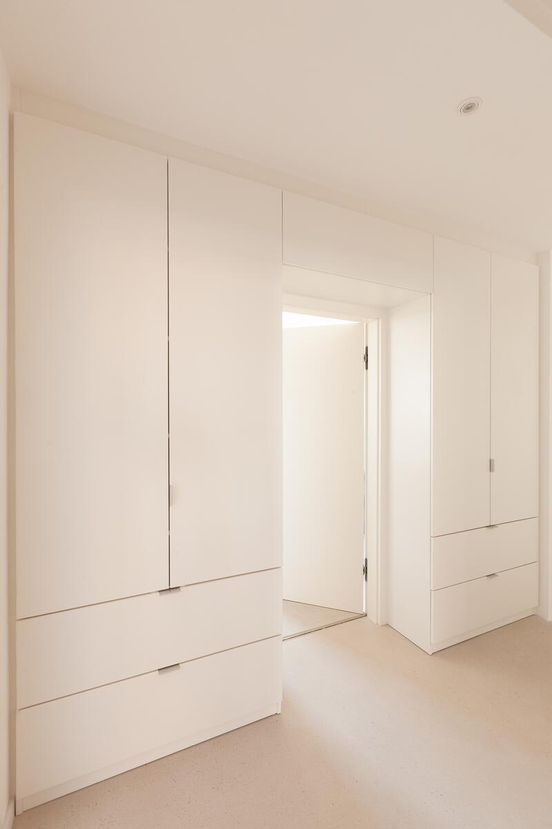 Eine Tür geht durch einen Einbauschrank