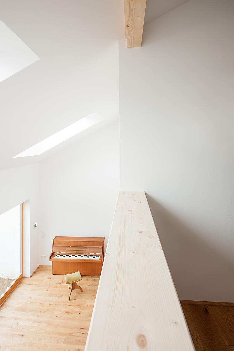 Blick aus dem Obergeschoss ins Wohnzimmer