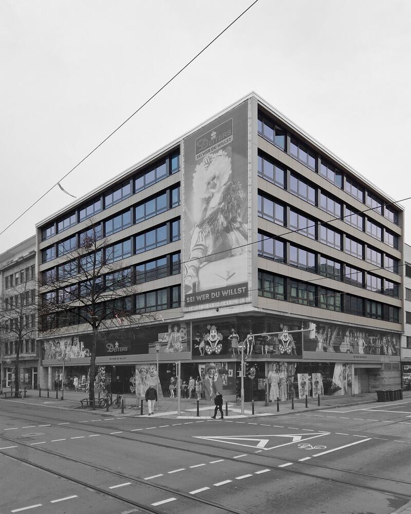 Fassadenansicht des modernisierten Wohn- und Geschäftshaus