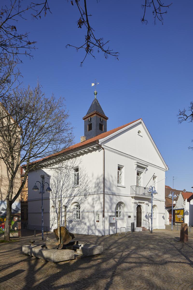 Außenansicht des Rathauses am Tag