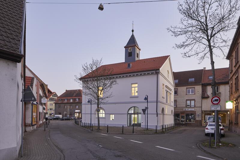 Aussenansicht des Rathauses in der blauen Stunde