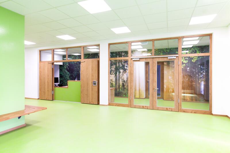 Ein hellgrün gestaltetes Interieur mit geöffneten Türen
