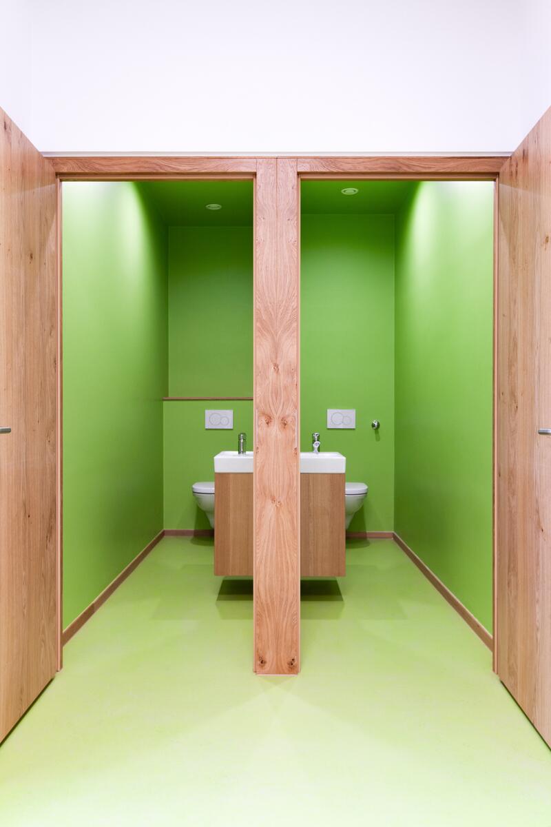 Blick auf zwei Toilettenkabinen